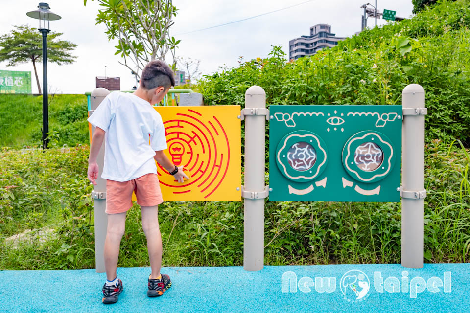 新北淡水景點〡溪畔公園〡淡海新市鎮最新公園 , 追風滑梯溜起來, 挑戰簡易攀爬遊戲組, 漫遊景觀步道聽潺潺流水