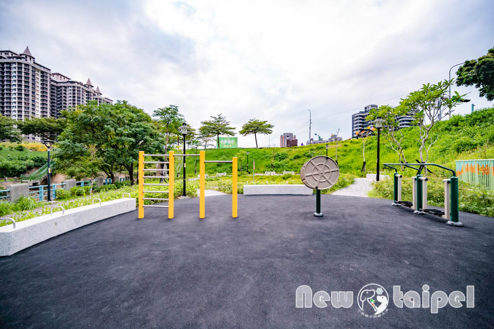 新北淡水景點〡溪畔公園〡淡海新市鎮最新公園 , 追風滑梯溜起來, 挑戰簡易攀爬遊戲組, 漫遊景觀步道聽潺潺流水