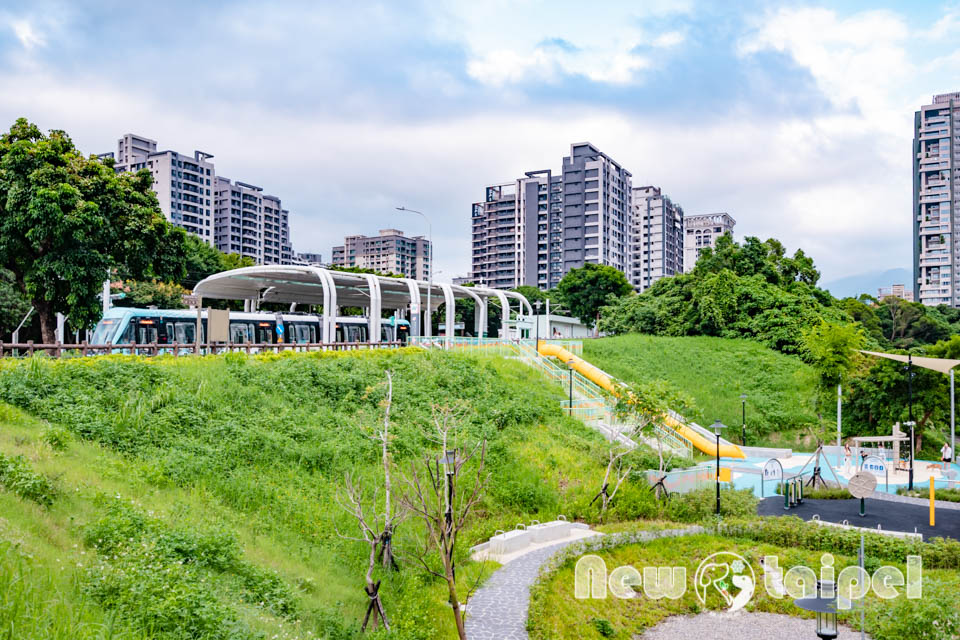 新北淡水景點〡溪畔公園〡淡海新市鎮最新公園 , 追風滑梯溜起來, 挑戰簡易攀爬遊戲組, 漫遊景觀步道聽潺潺流水