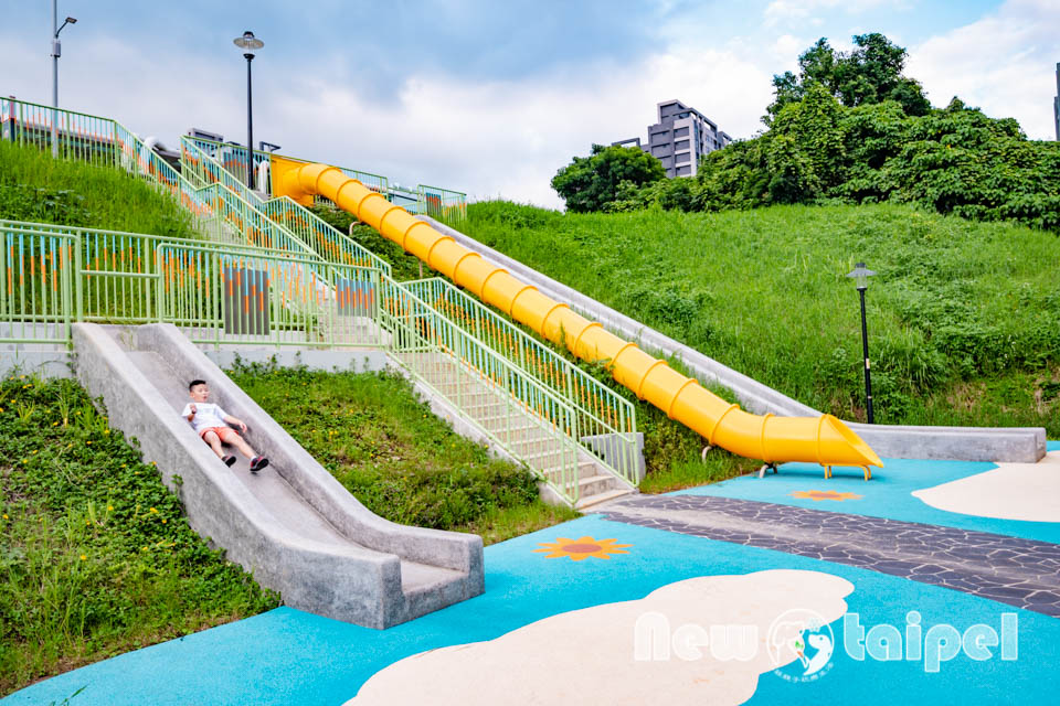 新北淡水景點〡溪畔公園〡淡海新市鎮最新公園 , 追風滑梯溜起來, 挑戰簡易攀爬遊戲組, 漫遊景觀步道聽潺潺流水