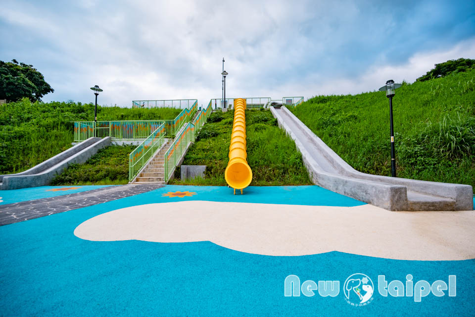 新北淡水景點〡溪畔公園〡淡海新市鎮最新公園 , 追風滑梯溜起來, 挑戰簡易攀爬遊戲組, 漫遊景觀步道聽潺潺流水