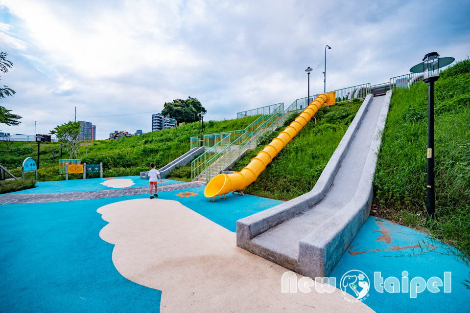 新北淡水景點〡溪畔公園〡淡海新市鎮最新公園 , 追風滑梯溜起來, 挑戰簡易攀爬遊戲組, 漫遊景觀步道聽潺潺流水