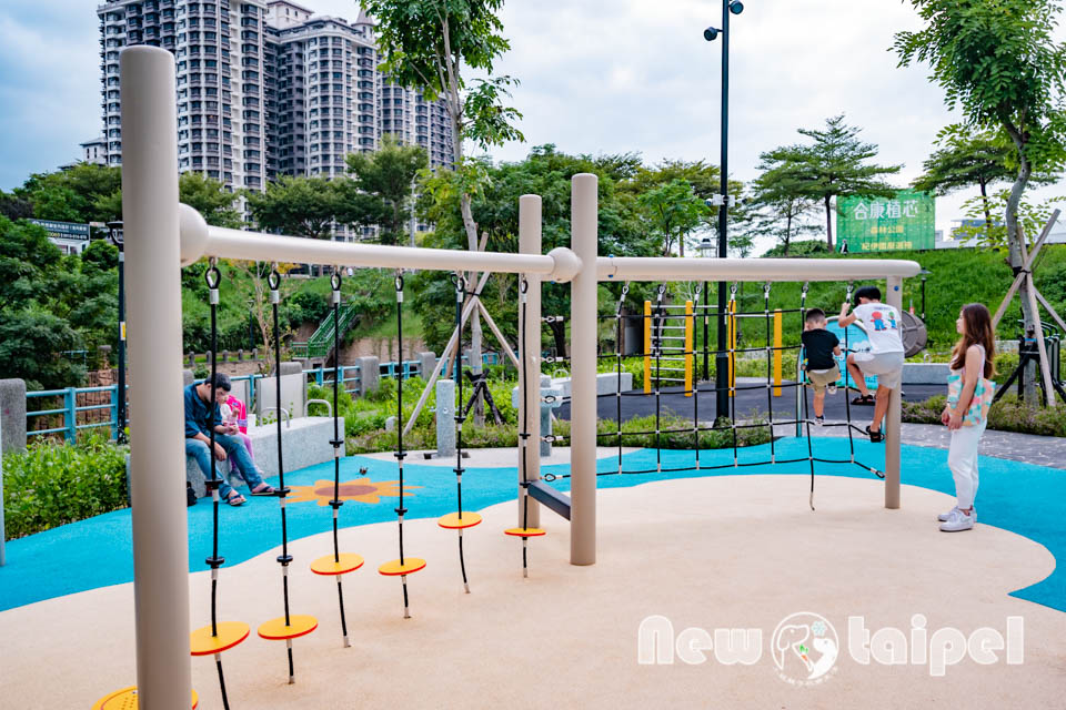 新北淡水景點〡溪畔公園〡淡海新市鎮最新公園 , 追風滑梯溜起來, 挑戰簡易攀爬遊戲組, 漫遊景觀步道聽潺潺流水