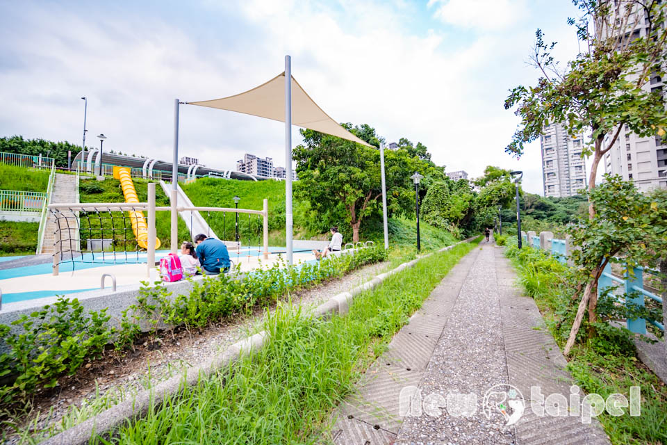 新北淡水景點〡溪畔公園〡淡海新市鎮最新公園 , 追風滑梯溜起來, 挑戰簡易攀爬遊戲組, 漫遊景觀步道聽潺潺流水