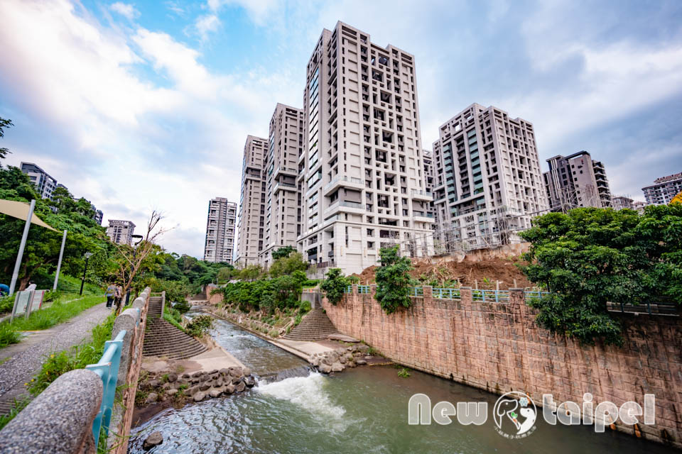 新北淡水景點〡溪畔公園〡淡海新市鎮最新公園 , 追風滑梯溜起來, 挑戰簡易攀爬遊戲組, 漫遊景觀步道聽潺潺流水