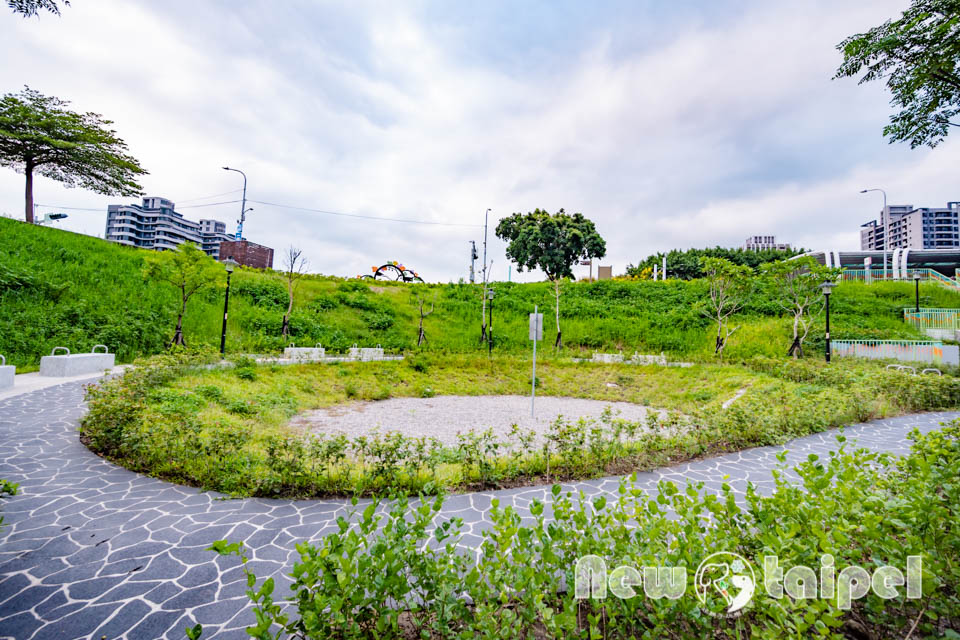 新北淡水景點〡溪畔公園〡淡海新市鎮最新公園 , 追風滑梯溜起來, 挑戰簡易攀爬遊戲組, 漫遊景觀步道聽潺潺流水