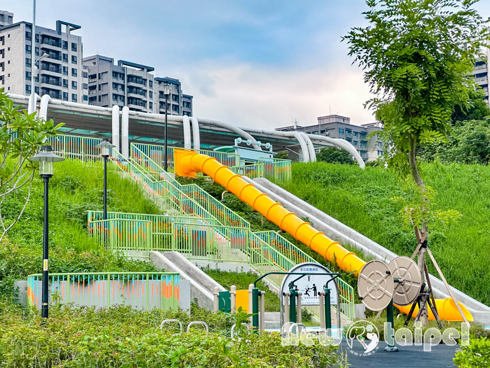 新北淡水景點〡溪畔公園〡淡海新市鎮最新公園 , 追風滑梯溜起來, 挑戰簡易攀爬遊戲組, 漫遊景觀步道聽潺潺流水