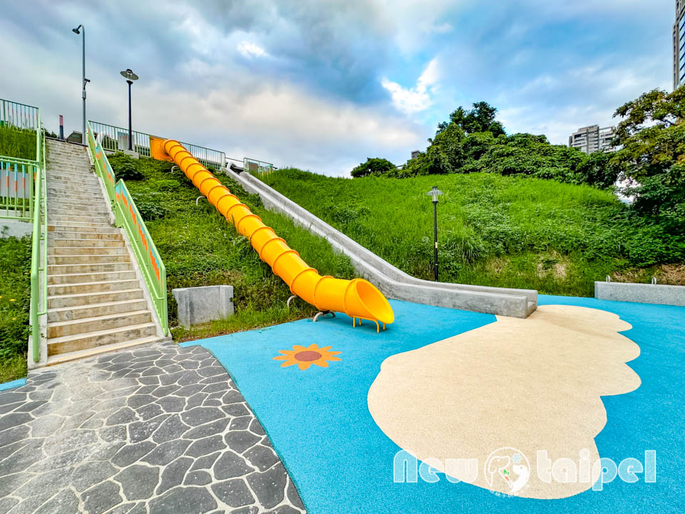 新北淡水景點〡溪畔公園〡淡海新市鎮最新公園 , 追風滑梯溜起來, 挑戰簡易攀爬遊戲組, 漫遊景觀步道聽潺潺流水