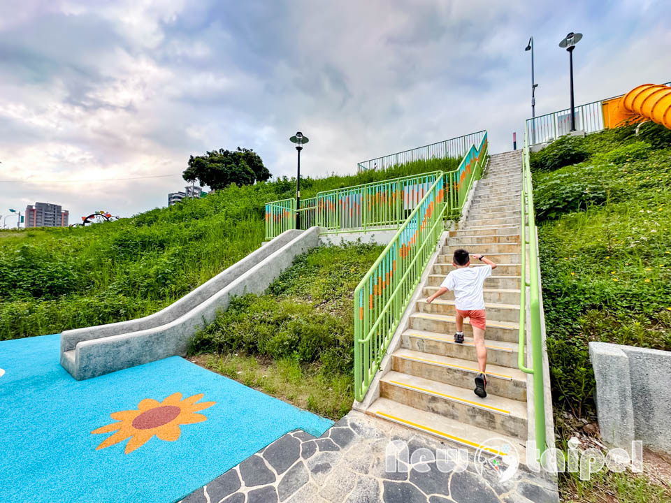 新北淡水景點〡溪畔公園〡淡海新市鎮最新公園 , 追風滑梯溜起來, 挑戰簡易攀爬遊戲組, 漫遊景觀步道聽潺潺流水