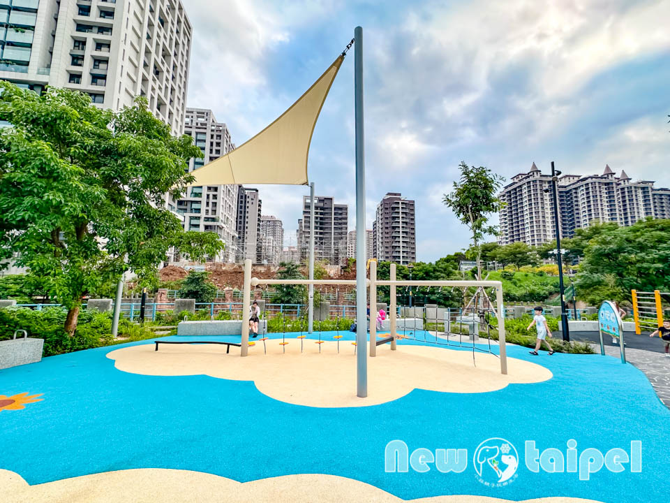 新北淡水景點〡溪畔公園〡淡海新市鎮最新公園 , 追風滑梯溜起來, 挑戰簡易攀爬遊戲組, 漫遊景觀步道聽潺潺流水