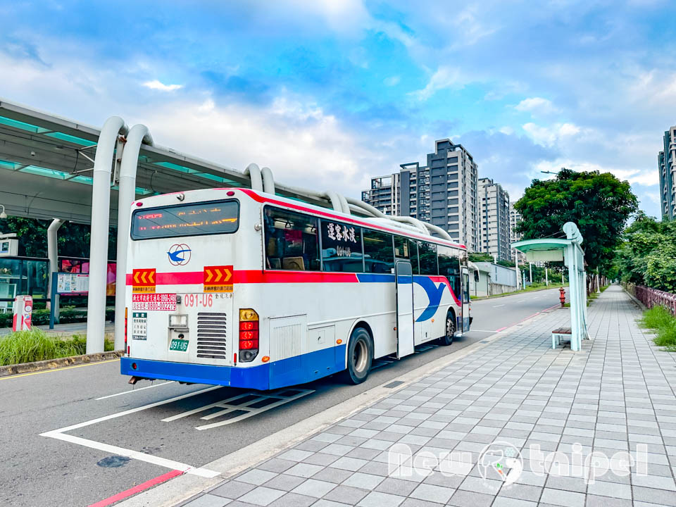 新北淡水景點〡溪畔公園〡淡海新市鎮最新公園 , 追風滑梯溜起來, 挑戰簡易攀爬遊戲組, 漫遊景觀步道聽潺潺流水