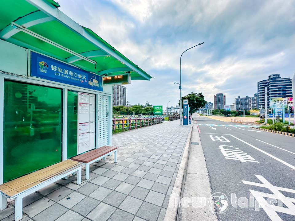 新北淡水景點〡溪畔公園〡淡海新市鎮最新公園 , 追風滑梯溜起來, 挑戰簡易攀爬遊戲組, 漫遊景觀步道聽潺潺流水