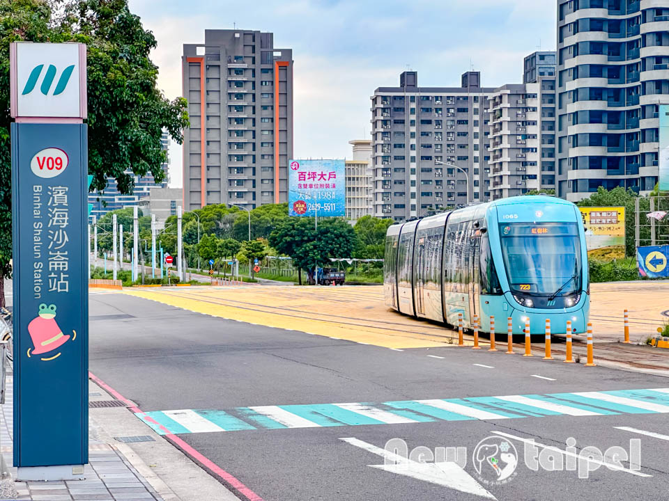 新北淡水景點〡溪畔公園〡淡海新市鎮最新公園 , 追風滑梯溜起來, 挑戰簡易攀爬遊戲組, 漫遊景觀步道聽潺潺流水