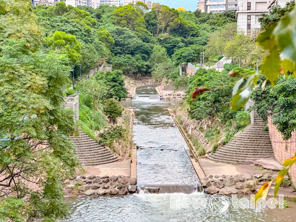 新北淡水景點〡溪畔公園〡淡海新市鎮最新公園 , 追風滑梯溜起來, 挑戰簡易攀爬遊戲組, 漫遊景觀步道聽潺潺流水