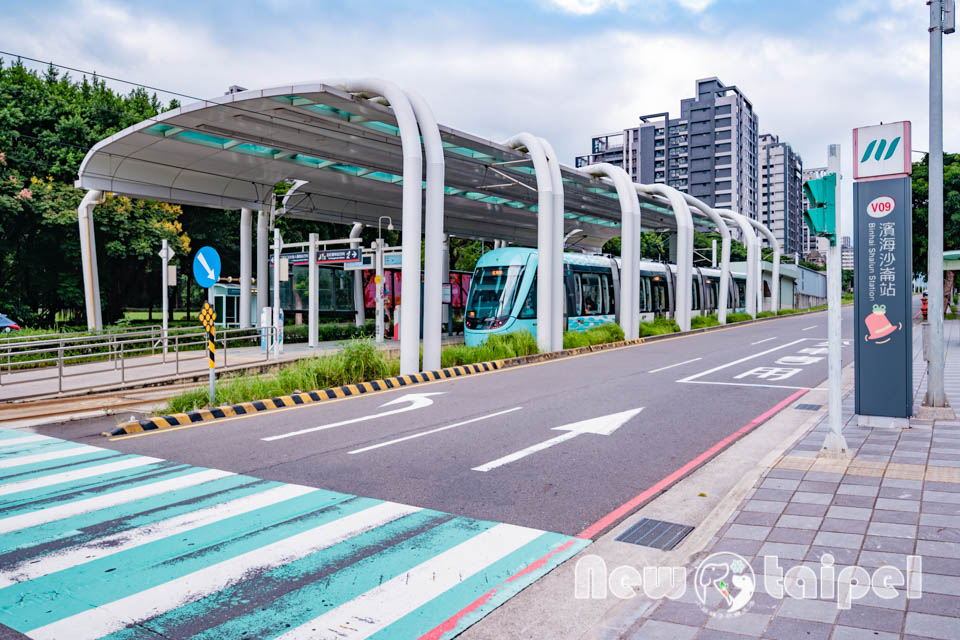 新北淡水景點〡溪畔公園〡淡海新市鎮最新公園 , 追風滑梯溜起來, 挑戰簡易攀爬遊戲組, 漫遊景觀步道聽潺潺流水