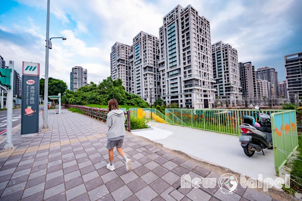 新北淡水景點〡溪畔公園〡淡海新市鎮最新公園 , 追風滑梯溜起來, 挑戰簡易攀爬遊戲組, 漫遊景觀步道聽潺潺流水