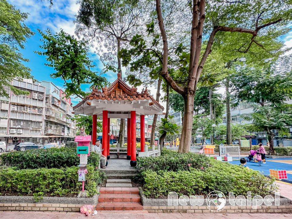 新北三重景點〡大永德公園〡全台首座魔術方塊遊戲場, 魔方變身遊具好有趣, 親子特色共融公園, 大魔方轉轉樂