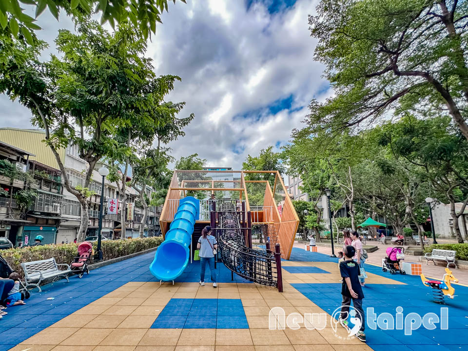 新北三重景點〡大永德公園〡全台首座魔術方塊遊戲場, 魔方變身遊具好有趣, 親子特色共融公園, 大魔方轉轉樂