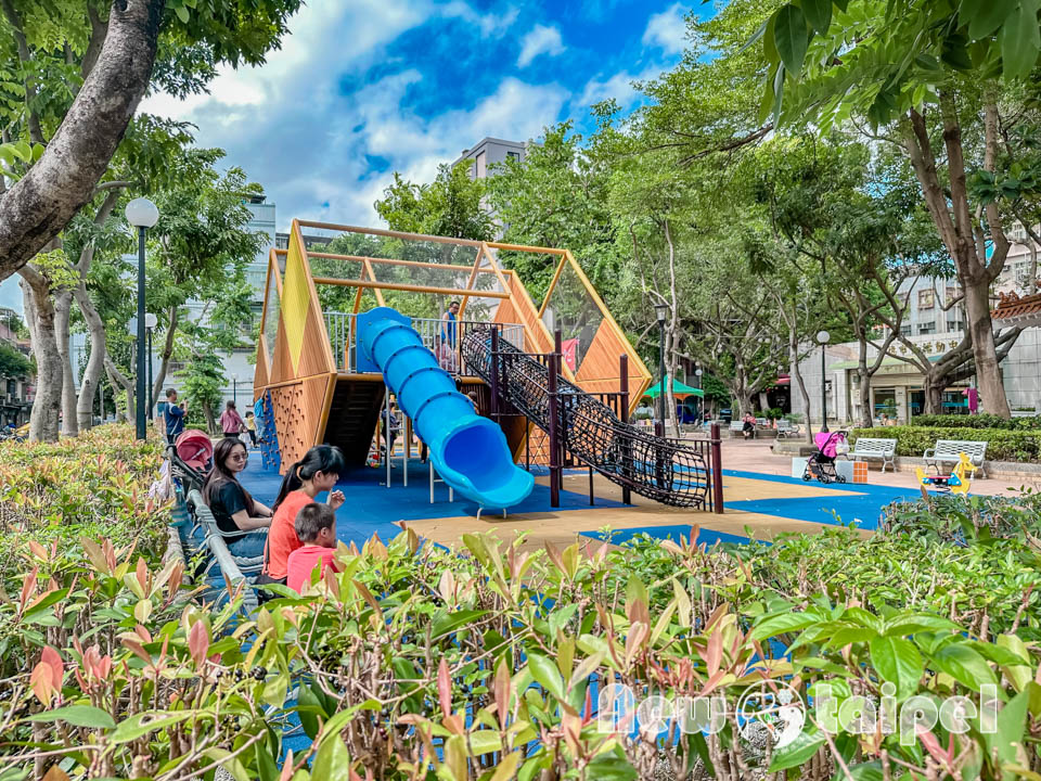 新北三重景點〡大永德公園〡全台首座魔術方塊遊戲場, 魔方變身遊具好有趣, 親子特色共融公園, 大魔方轉轉樂