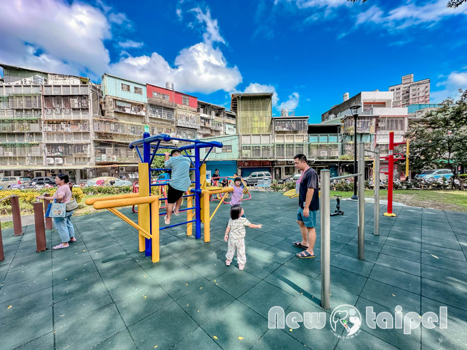 新北三重景點〡大永德公園〡全台首座魔術方塊遊戲場, 魔方變身遊具好有趣, 親子特色共融公園, 大魔方轉轉樂