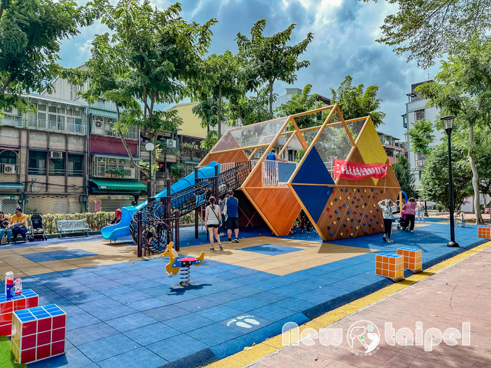 新北三重景點〡大永德公園〡全台首座魔術方塊遊戲場, 魔方變身遊具好有趣, 親子特色共融公園, 大魔方轉轉樂