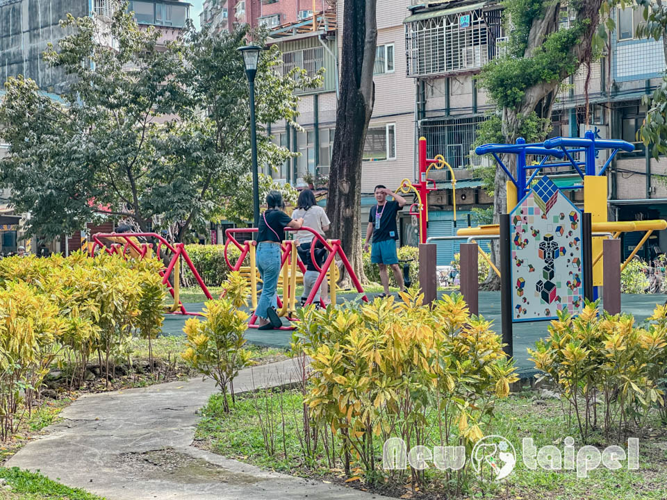 新北三重景點〡大永德公園〡全台首座魔術方塊遊戲場, 魔方變身遊具好有趣, 親子特色共融公園, 大魔方轉轉樂