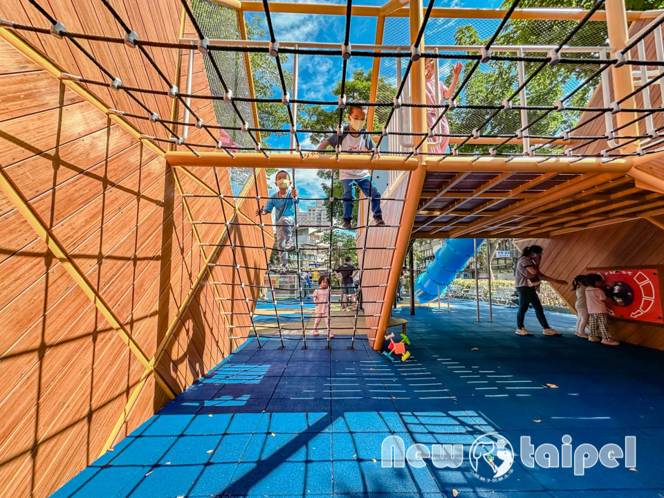 新北三重景點〡大永德公園〡全台首座魔術方塊遊戲場, 魔方變身遊具好有趣, 親子特色共融公園, 大魔方轉轉樂