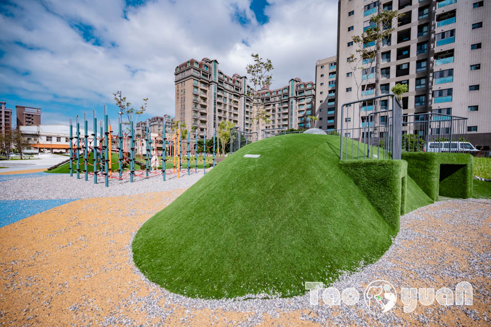 桃園大園景點〡華興池公園〡華興池生態埤塘公園, 多功能特色公園震撼登場, 遊戲區放電數飛機, 還有夏日戲水區, 喬寓咖啡The QiAO絕美視角, 假日開放水上活動