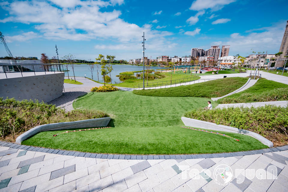 桃園大園景點〡華興池公園〡華興池生態埤塘公園, 多功能特色公園震撼登場, 遊戲區放電數飛機, 還有夏日戲水區, 喬寓咖啡The QiAO絕美視角, 假日開放水上活動