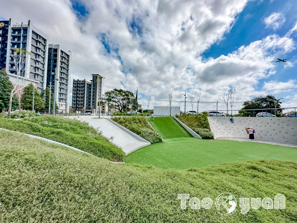 桃園大園景點〡華興池公園〡華興池生態埤塘公園, 多功能特色公園震撼登場, 遊戲區放電數飛機, 還有夏日戲水區, 喬寓咖啡The QiAO絕美視角, 假日開放水上活動