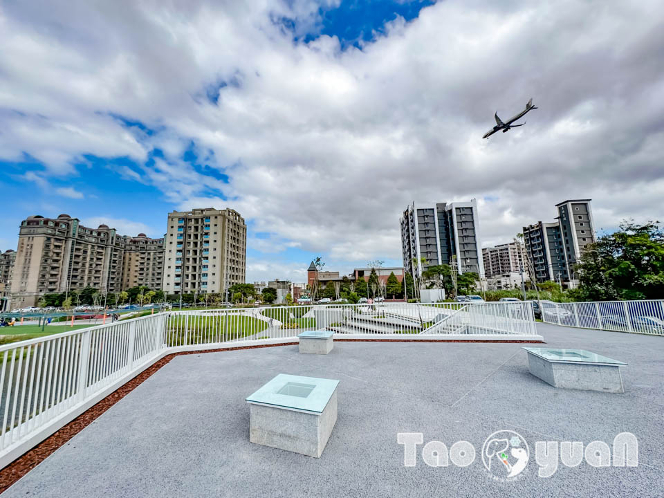 桃園大園景點〡華興池公園〡華興池生態埤塘公園, 多功能特色公園震撼登場, 遊戲區放電數飛機, 還有夏日戲水區, 喬寓咖啡The QiAO絕美視角