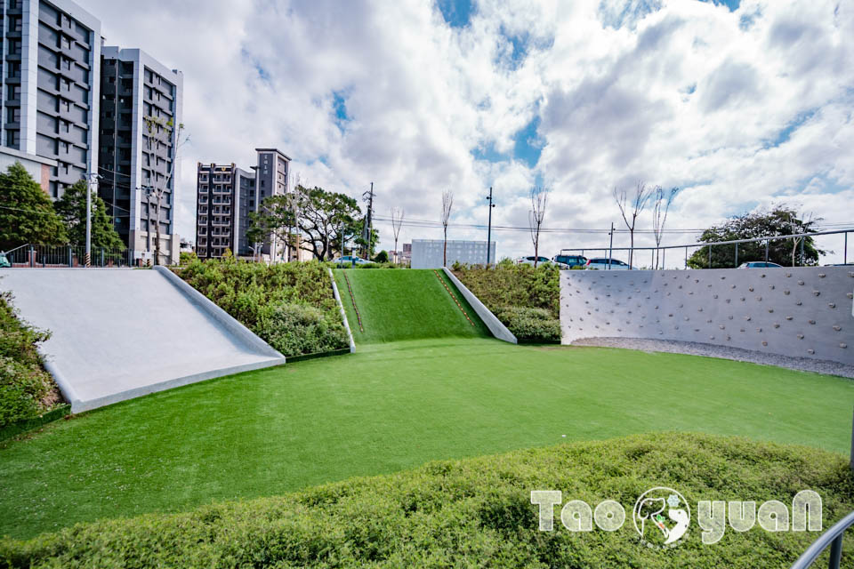 桃園大園景點〡華興池公園〡華興池生態埤塘公園, 多功能特色公園震撼登場, 遊戲區放電數飛機, 還有夏日戲水區, 喬寓咖啡The QiAO絕美視角