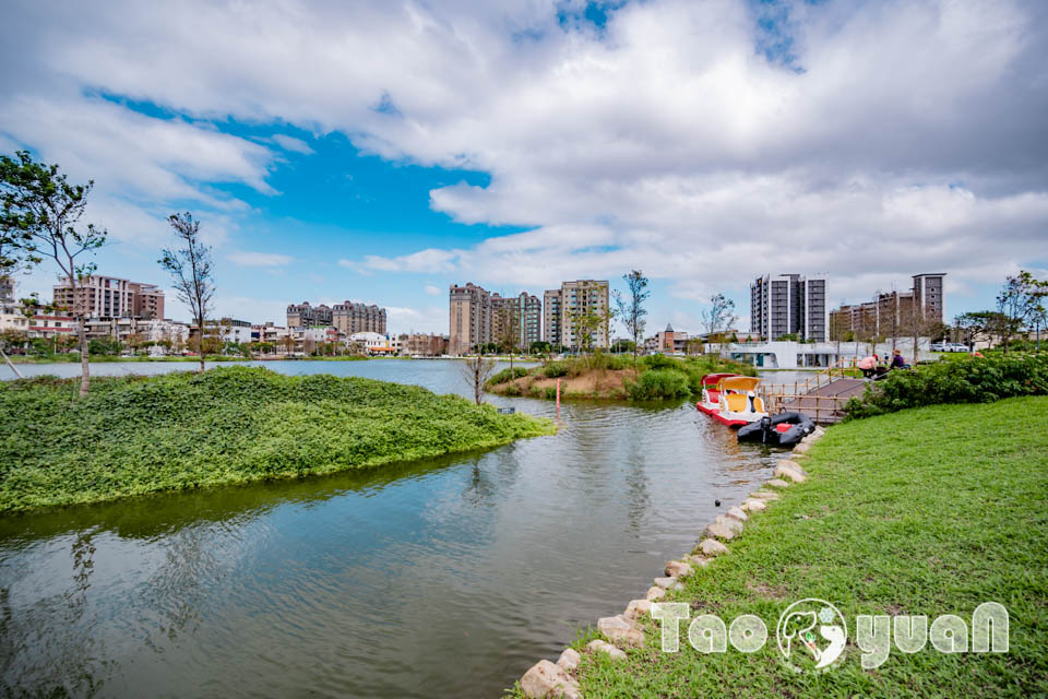 桃園大園景點〡華興池公園〡華興池生態埤塘公園, 多功能特色公園震撼登場, 遊戲區放電數飛機, 還有夏日戲水區, 喬寓咖啡The QiAO絕美視角, 假日開放水上活動