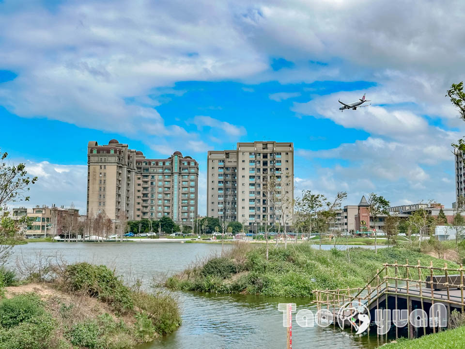 桃園大園景點〡華興池公園〡華興池生態埤塘公園, 多功能特色公園震撼登場, 遊戲區放電數飛機, 還有夏日戲水區, 喬寓咖啡The QiAO絕美視角, 假日開放水上活動