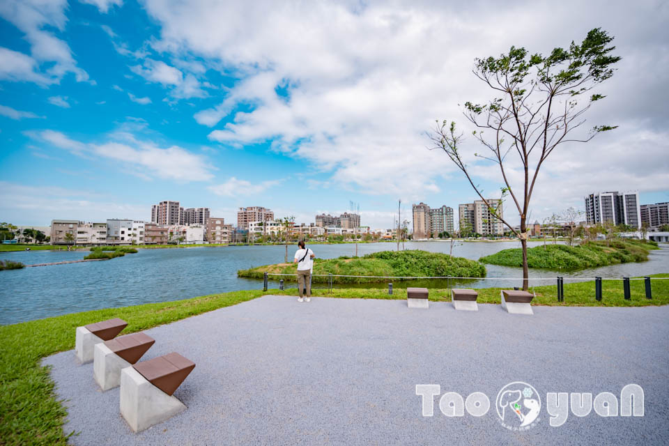 桃園大園景點〡華興池公園〡華興池生態埤塘公園, 多功能特色公園震撼登場, 遊戲區放電數飛機, 還有夏日戲水區, 喬寓咖啡The QiAO絕美視角, 假日開放水上活動