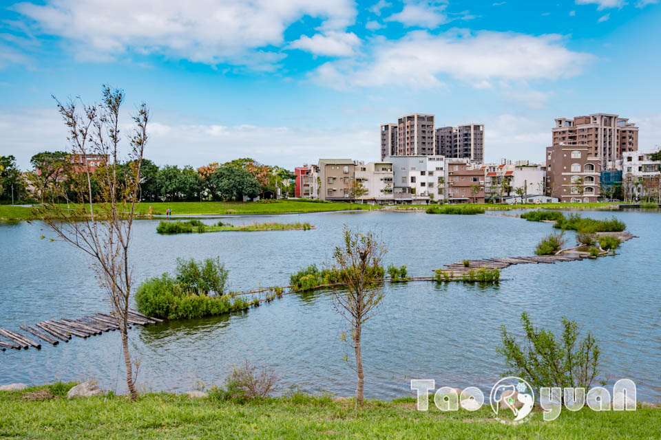 桃園大園景點〡華興池公園〡華興池生態埤塘公園, 多功能特色公園震撼登場, 遊戲區放電數飛機, 還有夏日戲水區, 喬寓咖啡The QiAO絕美視角