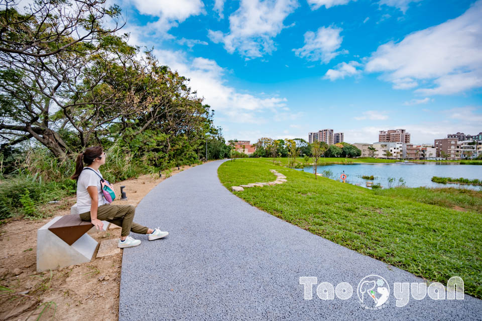 桃園大園景點〡華興池公園〡華興池生態埤塘公園, 多功能特色公園震撼登場, 遊戲區放電數飛機, 還有夏日戲水區, 喬寓咖啡The QiAO絕美視角