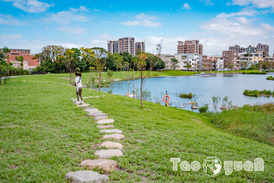 桃園大園景點〡華興池公園〡華興池生態埤塘公園, 多功能特色公園震撼登場, 遊戲區放電數飛機, 還有夏日戲水區, 喬寓咖啡The QiAO絕美視角