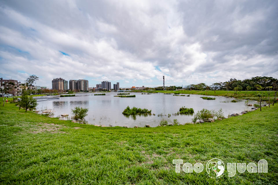 桃園大園景點〡華興池公園〡華興池生態埤塘公園, 多功能特色公園震撼登場, 遊戲區放電數飛機, 還有夏日戲水區, 喬寓咖啡The QiAO絕美視角