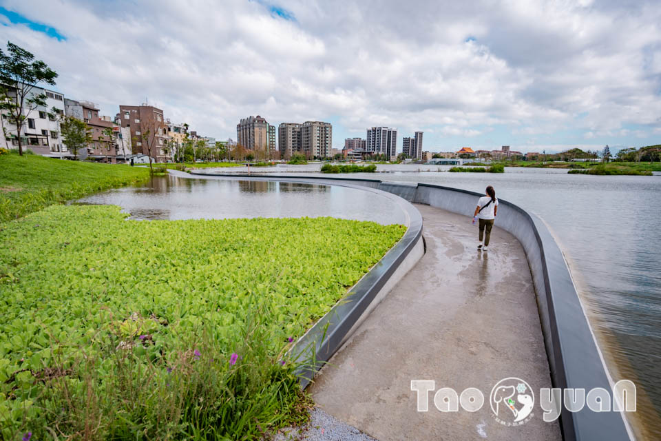 桃園大園景點〡華興池公園〡華興池生態埤塘公園, 多功能特色公園震撼登場, 遊戲區放電數飛機, 還有夏日戲水區, 喬寓咖啡The QiAO絕美視角, 假日開放水上活動