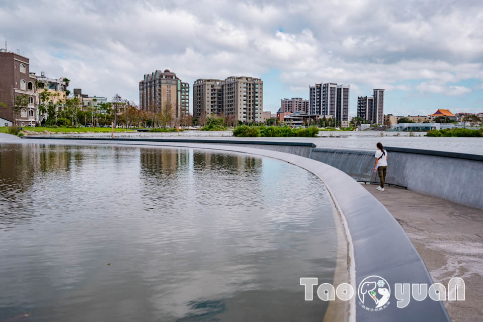 桃園大園景點〡華興池公園〡華興池生態埤塘公園, 多功能特色公園震撼登場, 遊戲區放電數飛機, 還有夏日戲水區, 喬寓咖啡The QiAO絕美視角