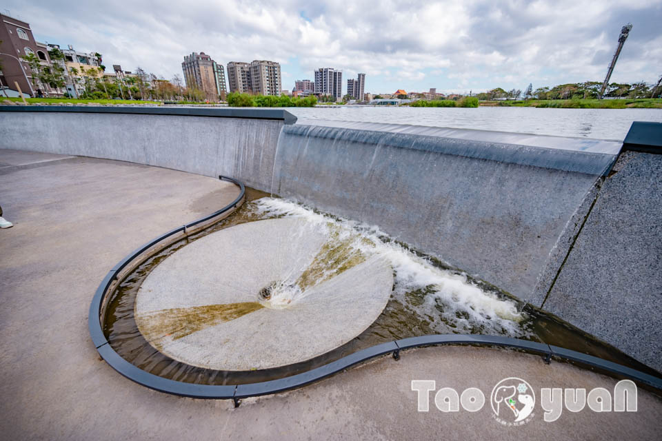 桃園大園景點〡華興池公園〡華興池生態埤塘公園, 多功能特色公園震撼登場, 遊戲區放電數飛機, 還有夏日戲水區, 喬寓咖啡The QiAO絕美視角