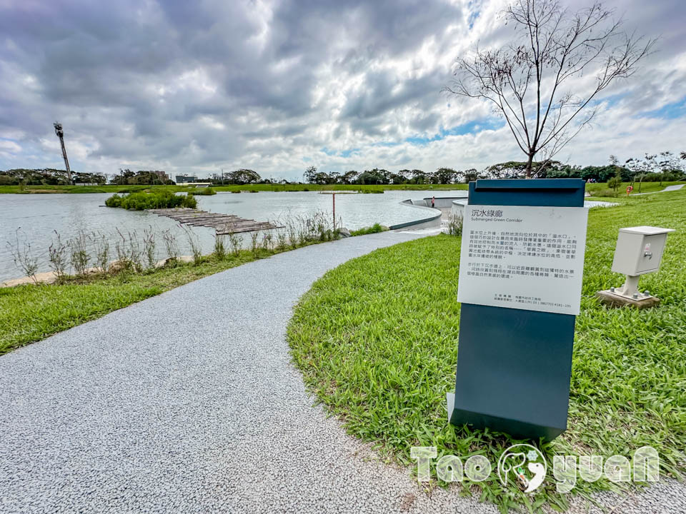 桃園大園景點〡華興池公園〡華興池生態埤塘公園, 多功能特色公園震撼登場, 遊戲區放電數飛機, 還有夏日戲水區, 喬寓咖啡The QiAO絕美視角, 假日開放水上活動