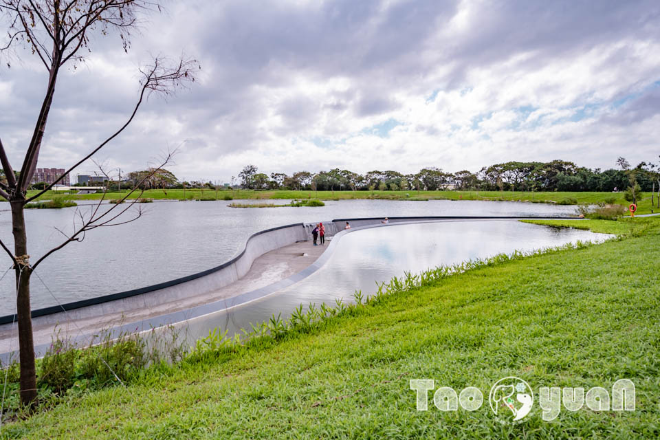 桃園大園景點〡華興池公園〡華興池生態埤塘公園, 多功能特色公園震撼登場, 遊戲區放電數飛機, 還有夏日戲水區, 喬寓咖啡The QiAO絕美視角, 假日開放水上活動