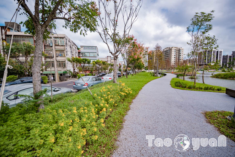 桃園大園景點〡華興池公園〡華興池生態埤塘公園, 多功能特色公園震撼登場, 遊戲區放電數飛機, 還有夏日戲水區, 喬寓咖啡The QiAO絕美視角, 假日開放水上活動