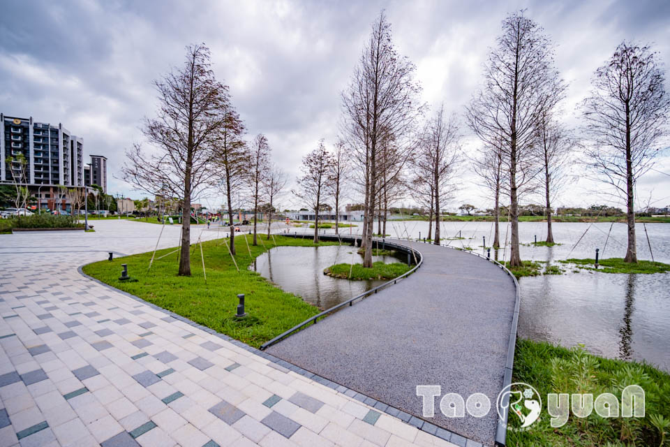 桃園大園景點〡華興池公園〡華興池生態埤塘公園, 多功能特色公園震撼登場, 遊戲區放電數飛機, 還有夏日戲水區, 喬寓咖啡The QiAO絕美視角