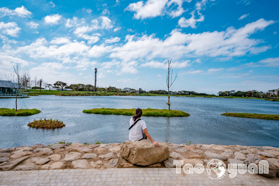 桃園大園景點〡華興池公園〡華興池生態埤塘公園, 多功能特色公園震撼登場, 遊戲區放電數飛機, 還有夏日戲水區, 喬寓咖啡The QiAO絕美視角, 假日開放水上活動