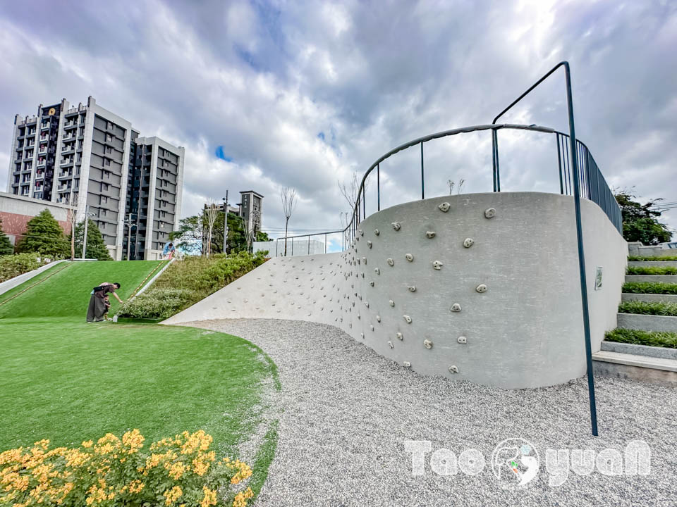 桃園大園景點〡華興池公園〡華興池生態埤塘公園, 多功能特色公園震撼登場, 遊戲區放電數飛機, 還有夏日戲水區, 喬寓咖啡The QiAO絕美視角