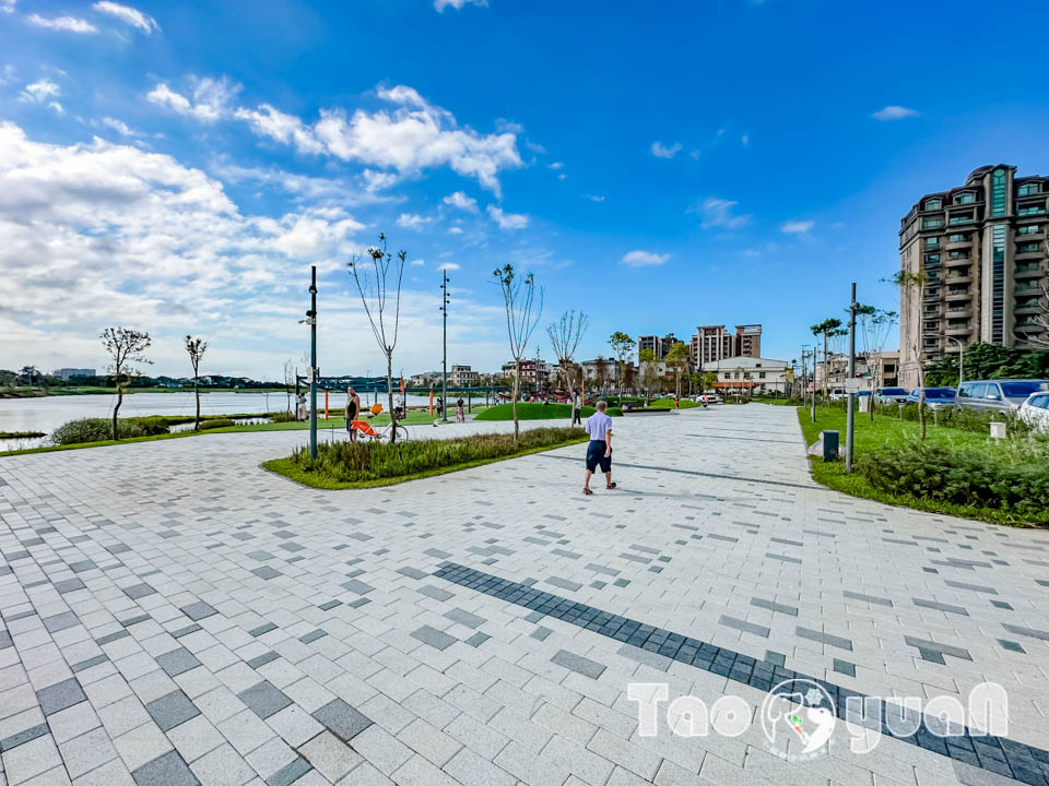 桃園大園景點〡華興池公園〡華興池生態埤塘公園, 多功能特色公園震撼登場, 遊戲區放電數飛機, 還有夏日戲水區, 喬寓咖啡The QiAO絕美視角, 假日開放水上活動