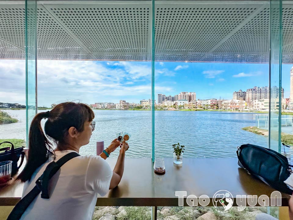 桃園大園景點〡華興池公園〡華興池生態埤塘公園, 多功能特色公園震撼登場, 遊戲區放電數飛機, 還有夏日戲水區, 喬寓咖啡The QiAO絕美視角